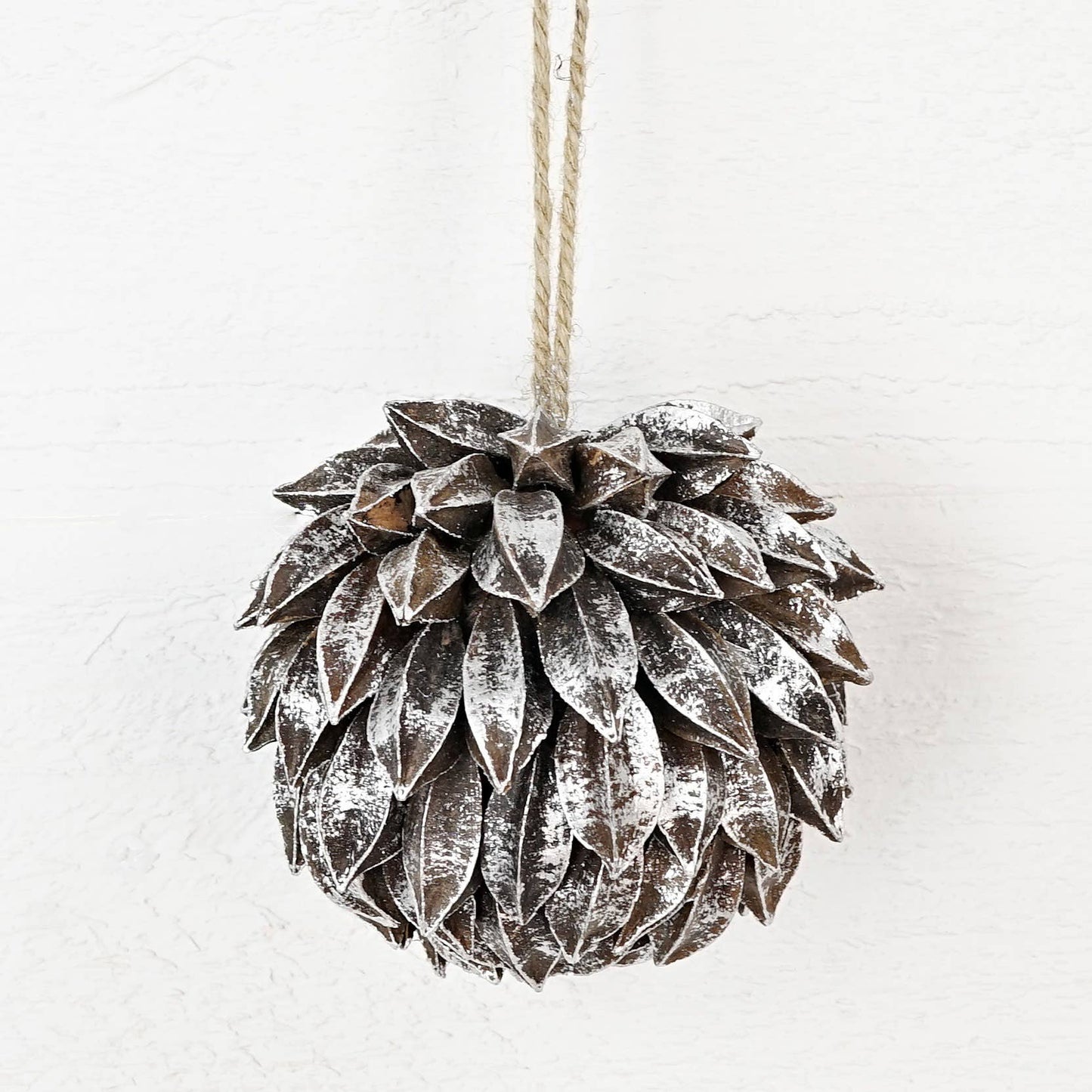 4inD Silver Brush Star Pods Ball Ornament